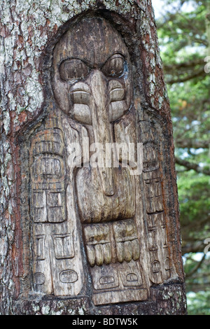 Tlingit-Indianer - (Hinweis-werkübergreifender des Rabenclan) / Tlingit - (The Raven Clan Territorium) / Yeil Stockfoto