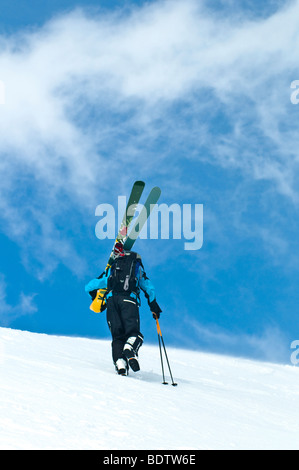 Skifahrer Auf Schneepiste, Storulvan, Jaemtlands Fjaell, Jaemtland, Schweden, Skifahrer auf der Piste, Schweden Stockfoto