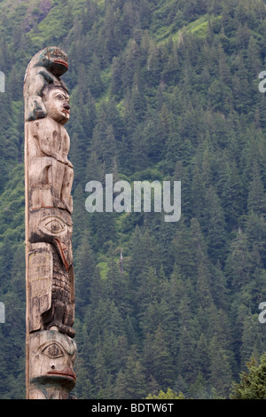 Wappenpfahl - (Totempfahl) / Totem Pol / Tlingit-Indianer - (Juneau) Stockfoto