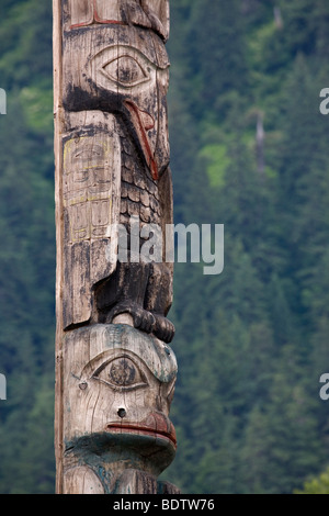Wappenpfahl - (Totempfahl) / Totem Pol / Tlingit-Indianer - (Juneau) Stockfoto