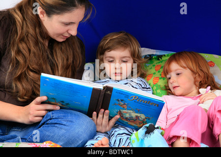 Mutter ein Buch über Piraten zu ihren Kindern in ein Billi-Bolli Hochbett Stockfoto