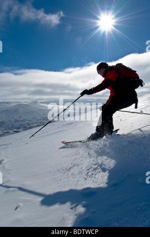 Skifahrer Auf Schneepiste, Storulvan, Jaemtlands Fjaell, Jaemtland, Schweden, Skifahrer auf der Piste, Schweden Stockfoto