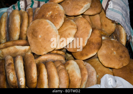 Marokkanisches Brot verkauft in den geschäftigen Märkten in Marokko. Stockfoto