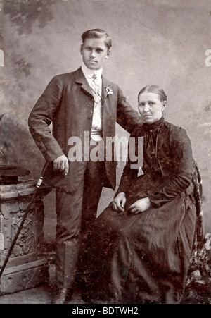 Junger Mann und ältere Dame, Siebenbürgen, Rumänien Stockfoto