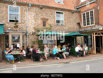 Menschen saßen draußen essen, Holt Stockfoto