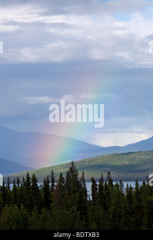 Regenbogen Ber Dezadeash-See / Regenbogen über Dezadeash Lake / Kluane-Nationalpark - Canada Stockfoto