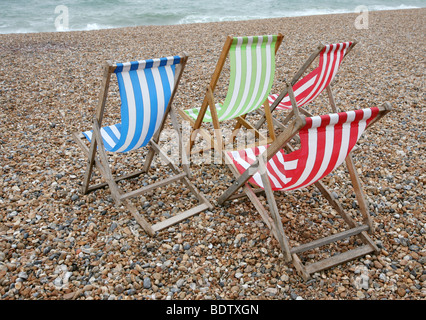 Bunt gestreifte Liegestühle am Strand von Brighton Stockfoto