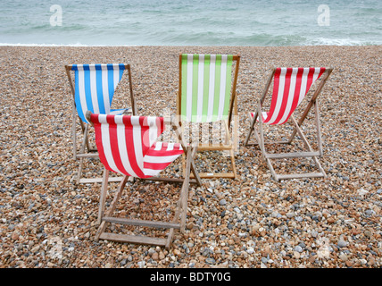 Bunt gestreifte Liegestühle am Strand von Brighton Stockfoto