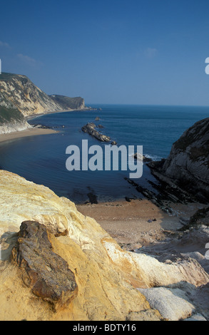 Felsen auf dem South West Coast Path oben Durdle Door in Dorset mit Blick auf St. Oswalds Bay Stockfoto