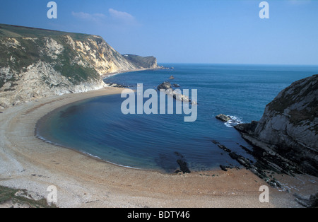 Felsen auf dem South West Coast Path oben Durdle Door in Dorset mit Blick auf St. Oswalds Bay Stockfoto