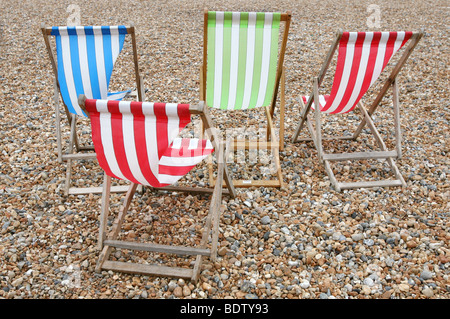 Bunt gestreifte Liegestühle am Strand von Brighton Stockfoto