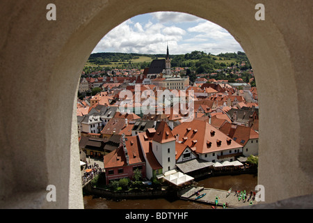 Blick durch ein Fenster des Schlosses auf Vltava (Moldau) und das historische Zentrum von Cesk Krumlov, Tschechische Republik, Europa Stockfoto