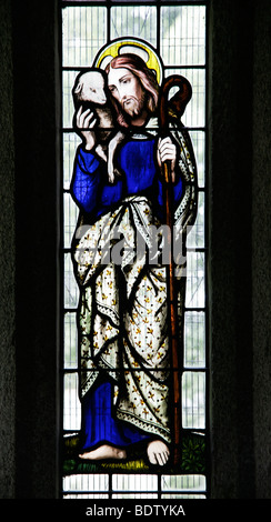 Buntglasfenster, das Jesus Christus als den Guten Hirten darstellt, St. Tudy Church, Cornwall, England Stockfoto