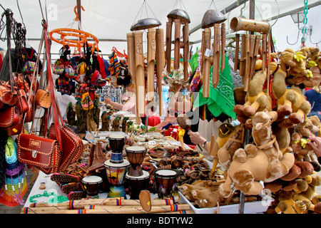 Verschiedene Artikel zum Verkauf auf einem Marktstand in Lanzarote Stockfoto