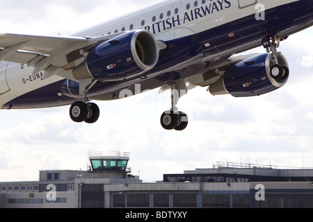 Britische Airways Airbus A318 Start London City Airport mit Control Tower im Hintergrund Stockfoto