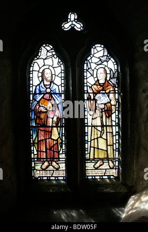 Modernes Buntglasfenster (1962) von James Powell & Sons mit den Heiligen Piran und Julitta, St. Materiana's Church, Tintagel, Cornwall, England Stockfoto