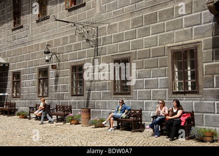 Besucher sitzen im lackierten Hof der Burg, Cesky Krumlov, Tschechische Republik, Europa Stockfoto
