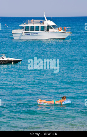 Glasboden-Boot ankern aus Skala auf der griechischen Mittelmeer Insel von Kefalonia Griechenland GR Stockfoto