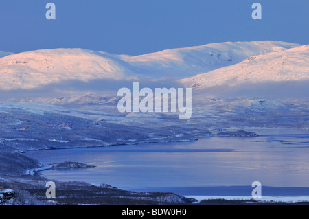 Sonnenwende am See Tornetraesk, Lappland, Schweden Stockfoto