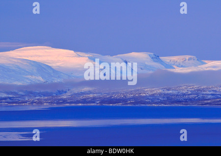 Sonnenwende am See Tornetraesk, Lappland, Schweden Stockfoto