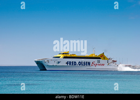 Fred Olsen Express Fähre verlassen Puerto del Carmen Lanzarote Stockfoto