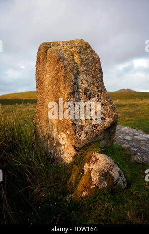 Stehender Stein Stannon Stone Circle Bodmin Moor mit groben Tor im Hintergrund, Cornwall Stockfoto