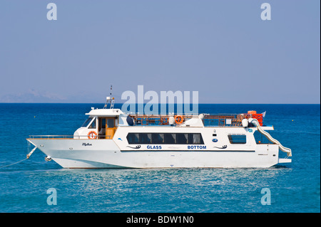 Glasboden-Boot ankern aus Skala auf der griechischen Mittelmeer Insel von Kefalonia Griechenland GR Stockfoto