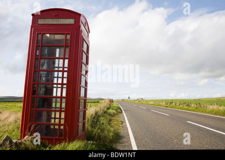 rote Telefon box in Landschaft, Orkney Inseln, Schottland Stockfoto