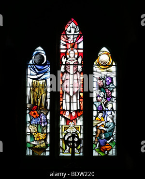 Modernes Buntglasfenster von Alfred Fisher aus dem Jahr 1991, das die Eucharistie, den auferstandenen Christus als Zelebranten, die St.-Matriana-Kirche, Tintagel, Cornwall darstellt Stockfoto