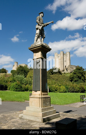 Das Kriegerdenkmal und Reste von Conisbrough Castle, eines der schönsten normannischen Burgen Englands und die Inspiration für Ivanhoe. Stockfoto