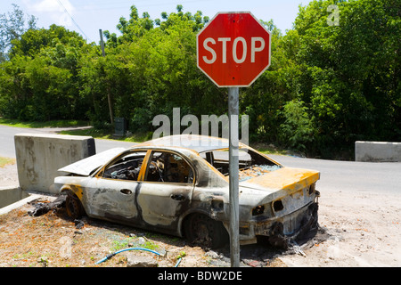 Überreste eines Autos nach Unfall und Feuer. Stockfoto