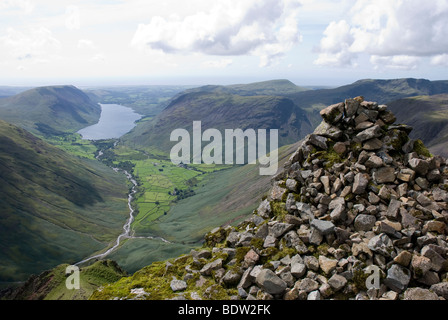 Blick vom Westmorland Cairn auf dem Great Gable in Richtung Wasdale Head und Wastwater, Lake District, Cumbria. Mit Whin Rigg, Yewbarrow Stockfoto