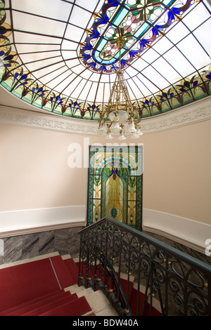 Treppe und Glasmalerei im Hotel Palatinus, Pecs, Ungarn Stockfoto