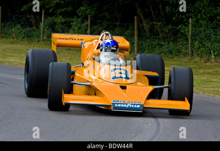 1974 McLaren-Offenhauser M16C Indy 500 Sieger beim Goodwood Festival of Speed, Sussex, UK. Fahrer: Johnny Rutherford. Stockfoto