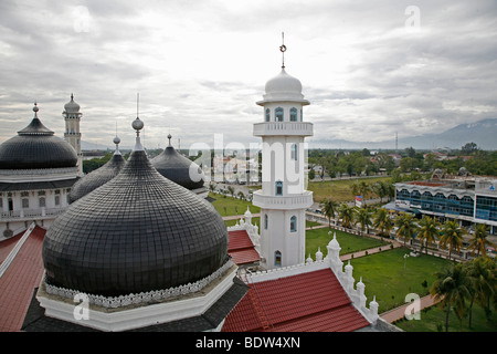 Die große Moschee von Banda Aceh, Aceh Indonesien. 2 Jahre nach dem Tsunami. Foto: SEAN SPRAGUE 2007 Stockfoto