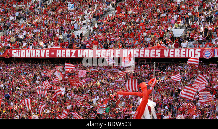 FC Bayern Muenchen Fans, Südufer des Allianz Arena, München, Bayern, Deutschland, Europa Stockfoto