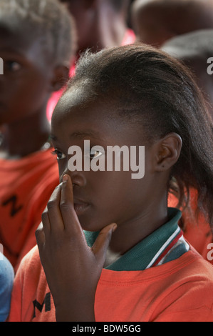 Kenia steht der Kongregation in der katholischen Messe in Mukuru Ruben, einem Slum von Nairobi. Foto: Sean Sprague 2007 Stockfoto