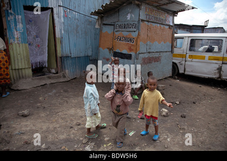 Kenia Kinder von Mukuru Ruben, einem Slum von Nairobi. Foto: Sean Sprague 2007 Stockfoto