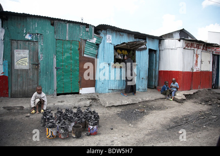 Kenia kleiner Shop und Verkauf von Holzkohle (zum Kochen), Kind Mukuru Ruben, einem Slum von Nairobi. Foto: Sean Sprague 2007 Stockfoto