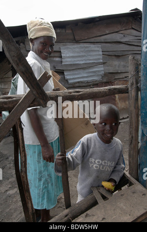 Kenia-Mutter und Sohn, Mukuru Ruben, einem Slum von Nairobi. Foto: Sean Sprague 2007 Stockfoto