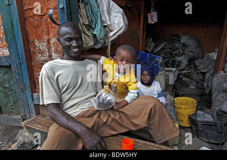 Kenia-Mann und seine Kinder Kohle Verkäufer, Mukuru Ruben, einem Slum von Nairobi. Foto: Sean Sprague 2007 Stockfoto