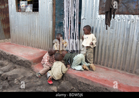 Kenia Kinder von Mukuru Ruben, einem Slum von Nairobi. Foto: Sean Sprague 2007 Stockfoto