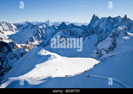 Skifahrer, Vallee Blanche anständige, Aiguille du Midi (3842M), Chamonix-Mont-Blanc, Haute-Savoie, Französische Alpen, Frankreich Stockfoto