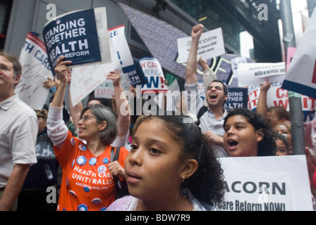 Tausende von Anhängern der Gesundheitsreform versammeln sich am Times Square in New York Stockfoto