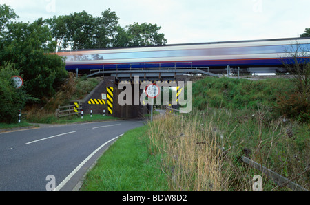 East Midlands trainieren Franchise-Passagier und Ausfallstraße nach London vorbei über eine Brücke. Stockfoto