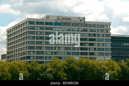 St. Thomas' Hospital von Westminster Bridge, London England UK aus gesehen Stockfoto