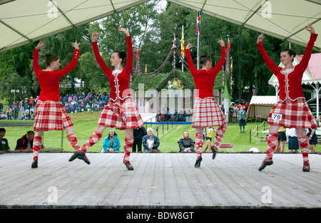 Highland Haspel Schwert Tanz; Braemar Royal Highland Gathering und Spiele an der Princess Royal und Herzog von Fife Memorial Park, Braemar, Aberdeenshire, Großbritannien Stockfoto