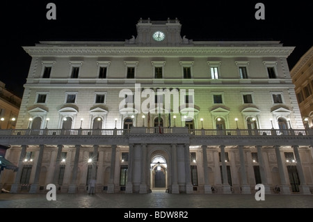 Rom, Italien. Nachtansicht des Palazzo Wedekind in Piazza Colonna. Stockfoto