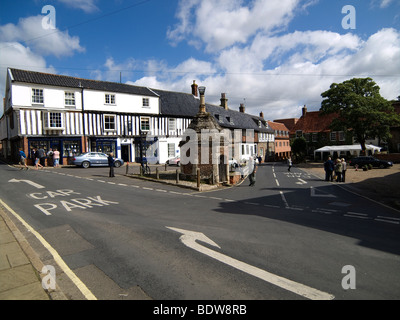 Die "gemeinsame Stelle" Dorfzentrum in kleinen Walsingham mit Gruppen von Pilgern besuchen den Schrein unserer lieben Frau von Walsingham Stockfoto