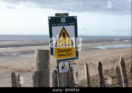 National Trust Schild mit der Aufschrift "Gefahr Keep Out" und "Gefahr Cliff Edge" bei Freshfields Bruckhaus Deringer, Formby, Merseyside, England, UK Stockfoto